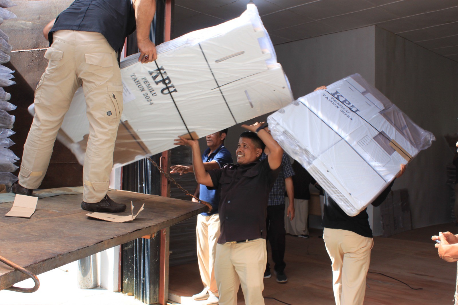 Foto Bongkar logistik Kotak Suara Pemilu 2024